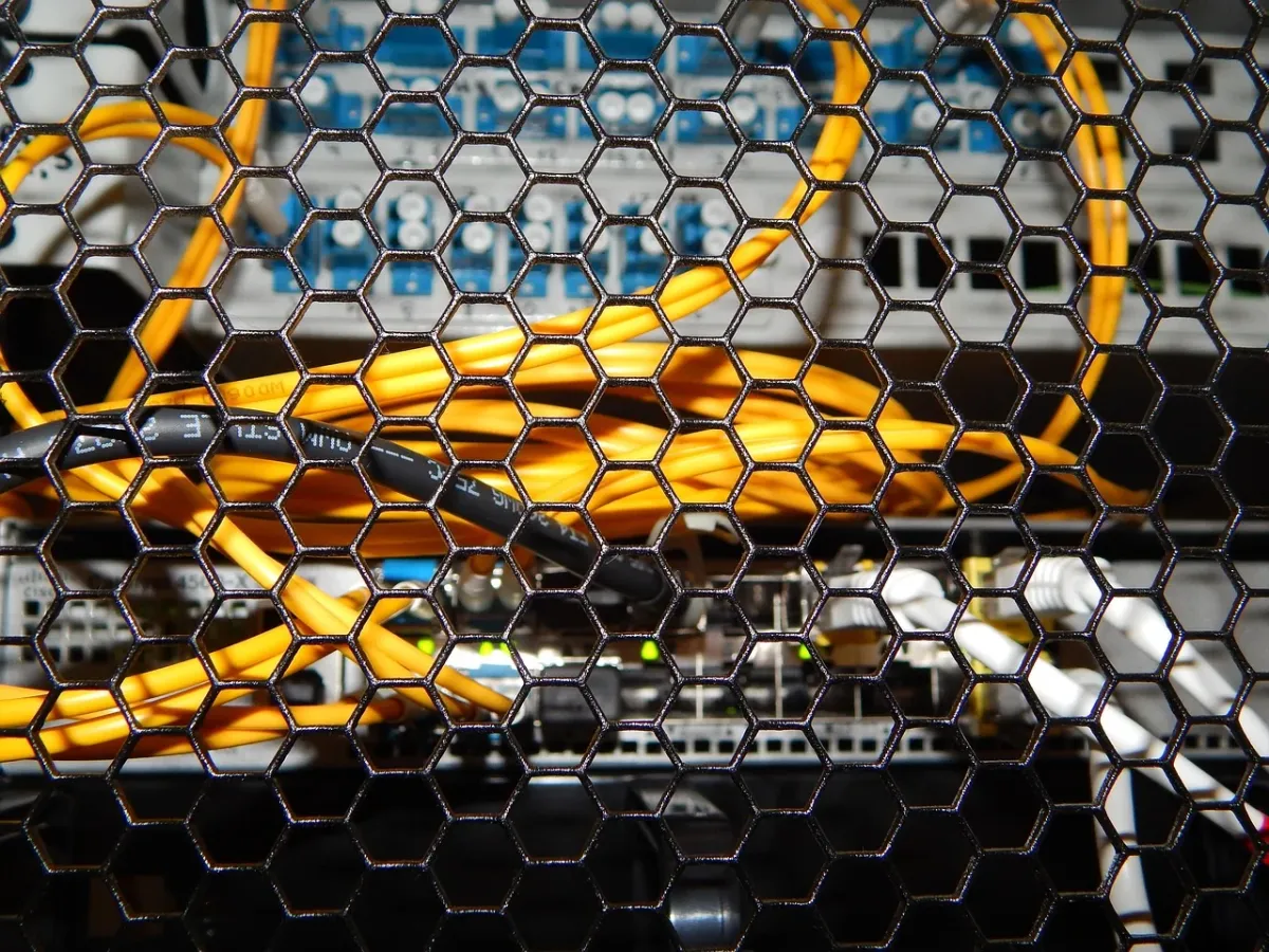 Kabel światłowodowy na biurku, symbolizujący nowoczesne łącze internetowe w domowym biurze.